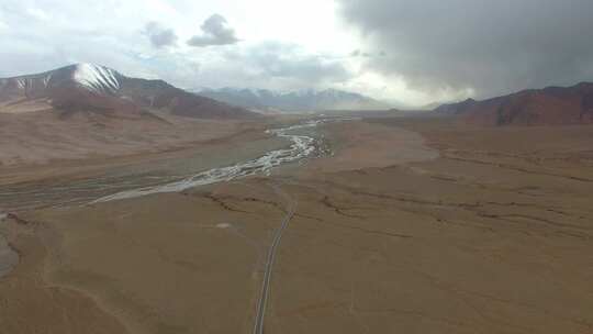 青藏高原三江源峡谷雪山航拍