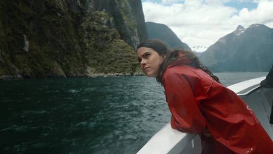 女人在船上欣赏景色