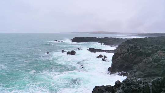 海浪溅过岩石海岸