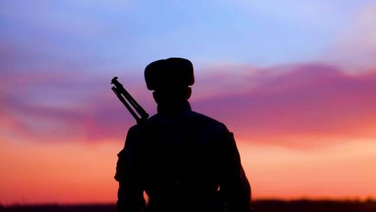 夕阳下的士兵剪影