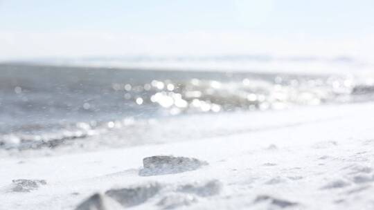 冬季青海湖边雪景 湖岸狂风吹雪 浪花 光影