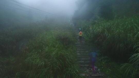 下雨天野外跑步