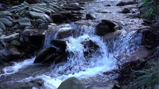 溪流小瀑布慢动作