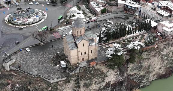 位于库拉河附近悬崖上的旧第比利斯Metekhi教堂鸟瞰图。格鲁吉亚2022年冬季