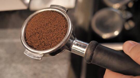 压咖啡粉准备制作咖啡