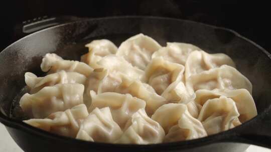 煎饺水饺铁锅美食特写