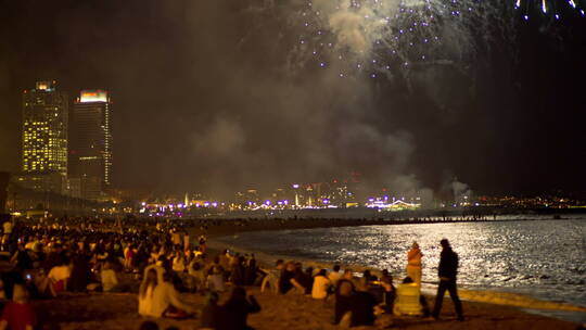 海边夜空上的烟花