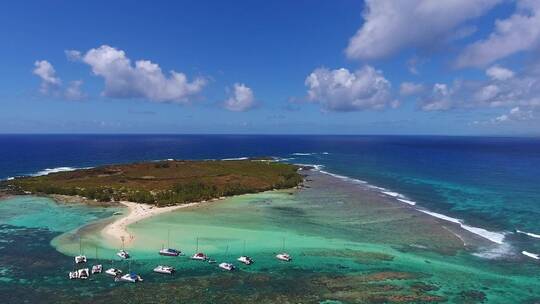 航拍碧海蓝天大海游船海岛风光