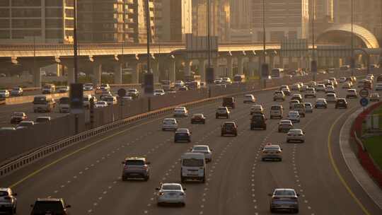 高峰时间在繁忙的城市道路上行驶的汽车