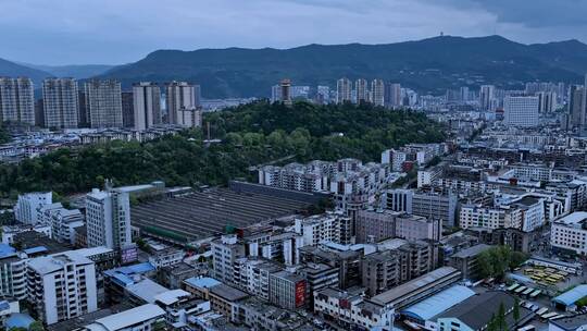 高清航拍广元城市建筑凤凰山