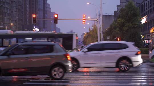 4k下雨天路口车流实拍