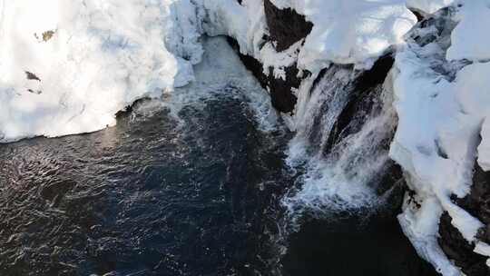 河流流经积雪覆盖的岩石的高角度视图