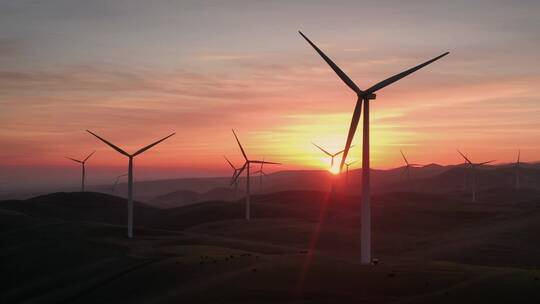 夕阳下的风力涡轮发电机