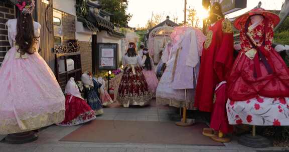 女人走过穿着韩服的人体模型