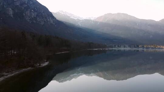 雪山脚下的湖面景观