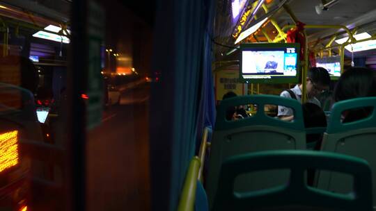 公交车夜景