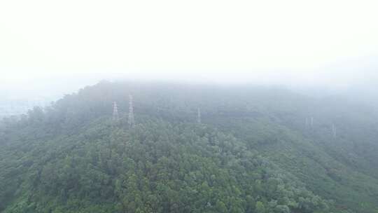 云雾缭绕的山岭航拍