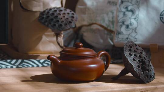 紫砂壶视频与普洱茶饼摆放在一起紫砂壶