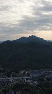 竖版航拍连绵起伏山川乡村