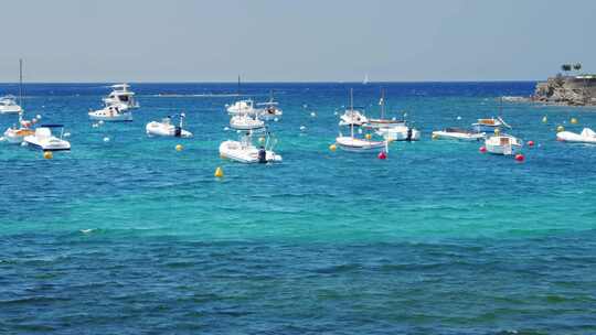 夏天海边白色沙滩游客游玩度假