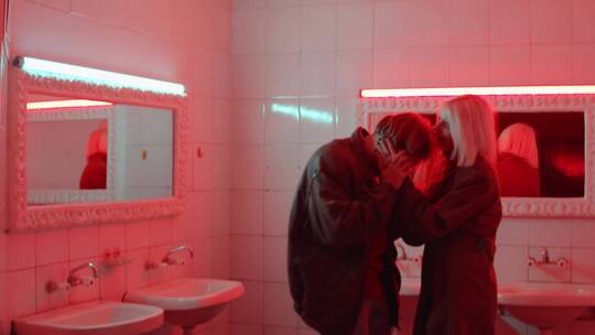 情侣在浴室里跳舞视频素材模板下载
