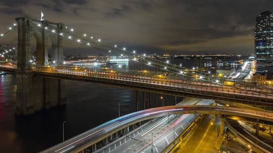 夜晚城市桥梁上穿梭的车流