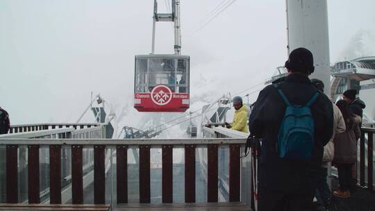 游客等待滑雪缆车视频素材模板下载