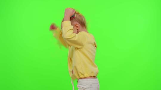 开朗有趣的小女孩在跳舞视频素材模板下载