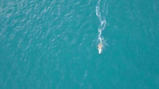 高速风帆冲浪者乘着地中海海浪的航拍镜头