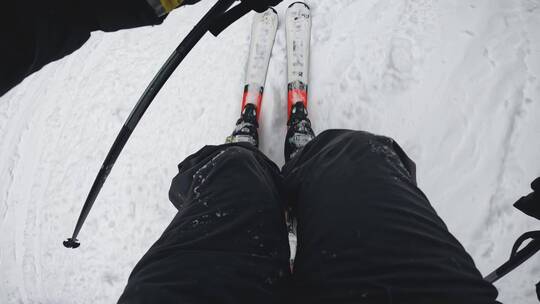 滑雪运动员在积雪覆盖的斜坡上向下滑视频素材模板下载