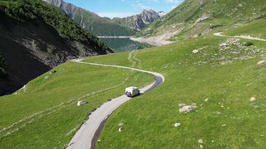 房车房车驾驶蜿蜒的道路到法国阿尔卑斯山的Lac de Grand Maison-天线