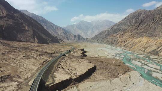 新疆阿克陶县盖孜河峡谷中巴公路风光