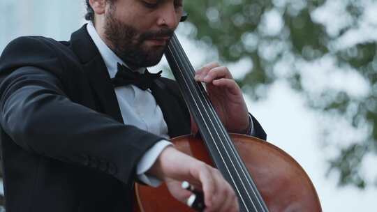 外国男人户外演奏大提琴