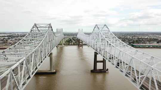 美国路易斯安那州白天密西西比河上的新月城连接公路桥。天线