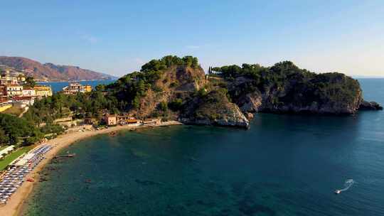 陶尔米纳西西里岛伊索拉贝拉海滩从天空鸟瞰Voer岛和海滩通过陶尔米纳