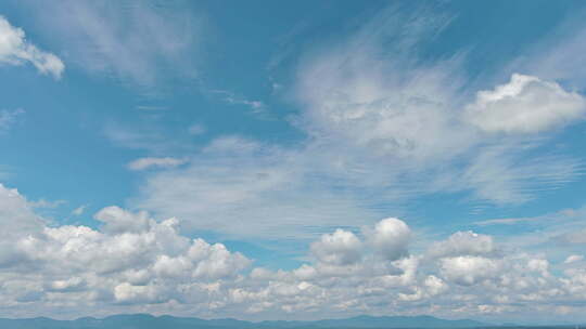 蓝天上流动的云彩是晴朗云景的美丽景色