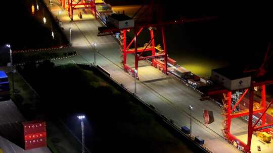 航拍南京龙潭港口夜景卸货轮船集装箱龙门吊视频素材模板下载