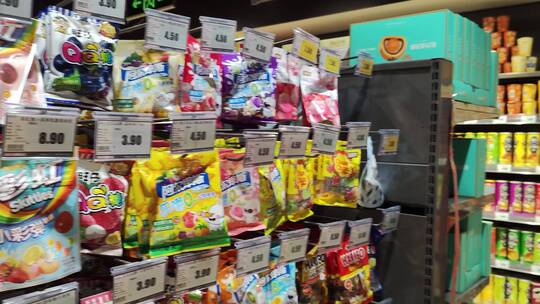 超市零食糖果陈列架视频素材模板下载
