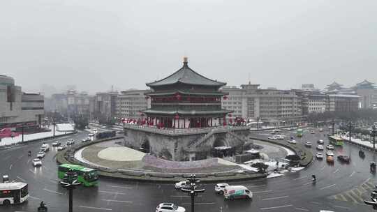 中国陕西省西安市正在下雪的西安钟楼雪景