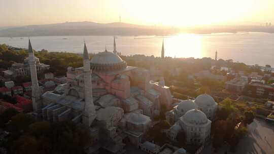 圣索菲亚圣大清真寺（Ayasofya Camii），背景是博斯普鲁斯海峡和城市天际线