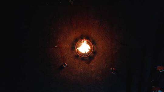 人们在篝火晚会上围绕着篝火欢聚视频素材模板下载