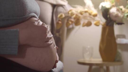 唯美孕妇抚摸肚子期待宝宝出生视频素材模板下载