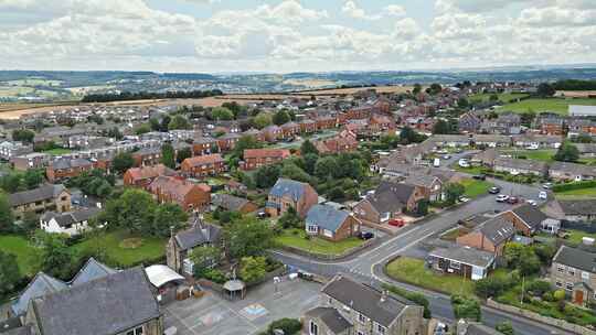 传统的英国村庄场景。Emley Huddersfield镇村庄房屋的航拍镜头