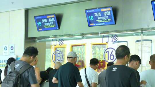 医院看病挂号 排队就诊 医院人群