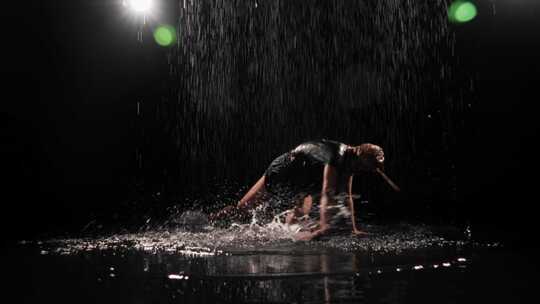性感的女人喜欢在雨中跳舞，穿着黑色短裤和