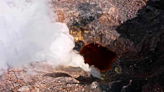 火山烟雾上升到空中