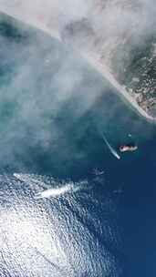 晴天有雾的蓝色大海上的空中划船比赛豪华邮