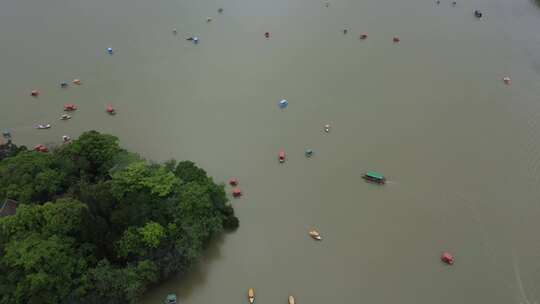 广东惠州：五一黄金周期间西湖湖上游船众多