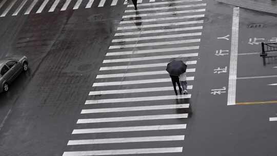 城市下雨人行道行人俯瞰空镜  合集