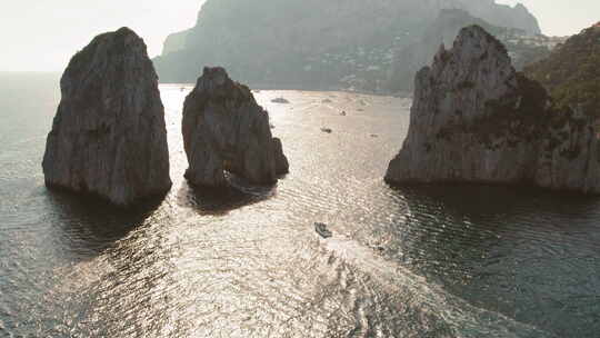 卡普里法拉利奥尼周围的海上阳光，船只在阴